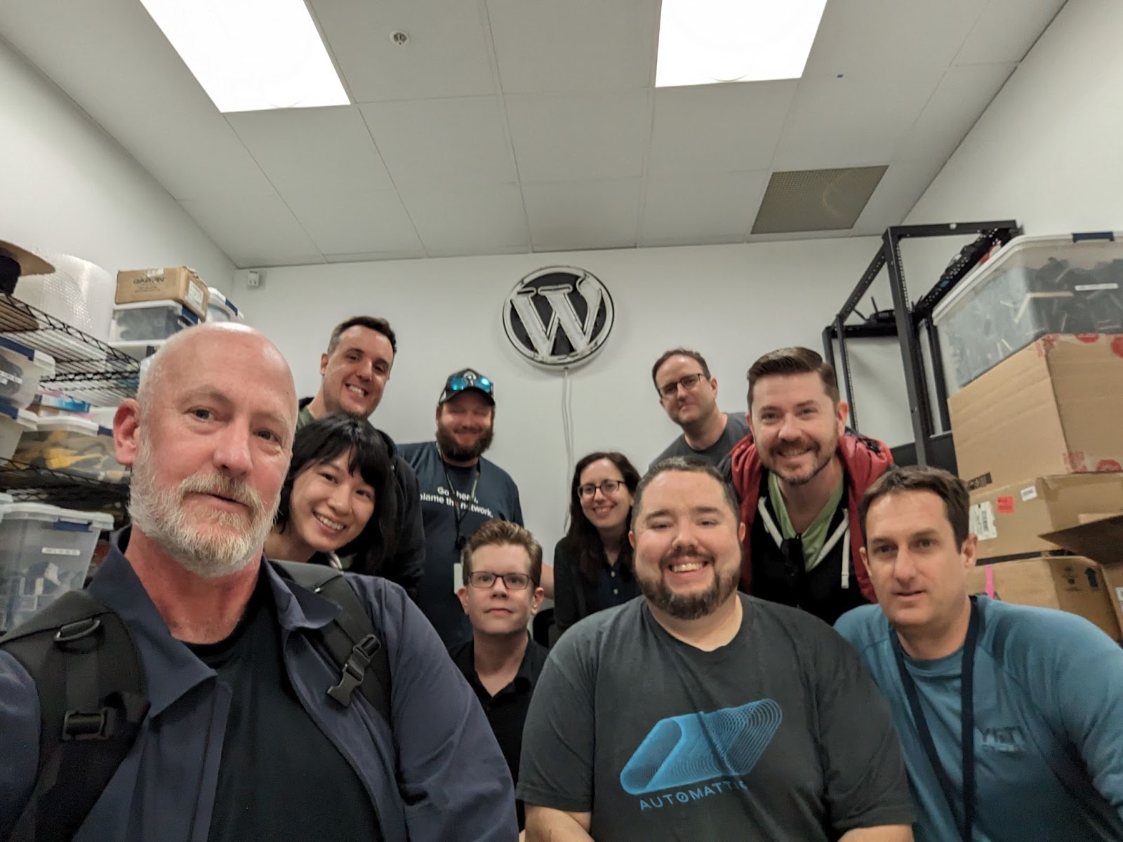 Un groupe d'employés d'Automattic prenant une photo dans le centre de données. 